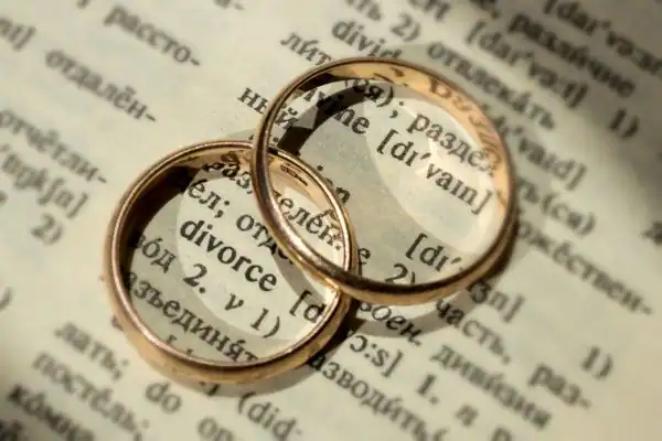 Image of rings removed before divorce mediation Dorset